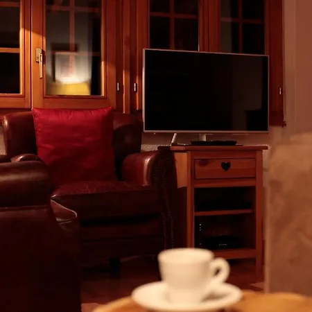 Le Joyau - Cosy Mountain Hideaway For Up To 6 - Close To Shops, Restaurants And Lifts Chalet *
